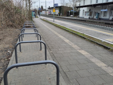 Neue Fahrradständer am nördlichen Bahnsteig